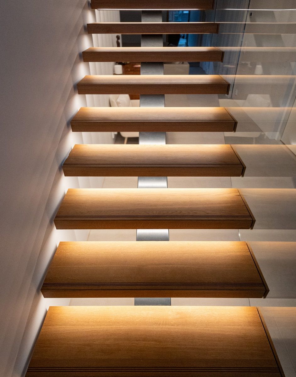 I gradini massicci sono dotati di strisce di luce LED indiretta, che illuminano ogni gradino separatamente.